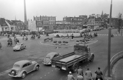 825442 Gezicht op de rotonde op het Leidseveer te Utrecht, uit het zuiden.